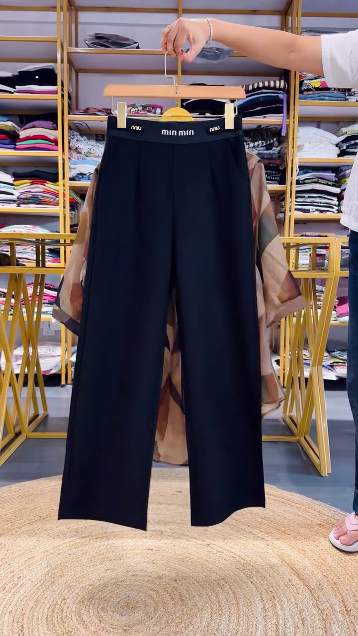 Modern Abstract Print Women Outfit