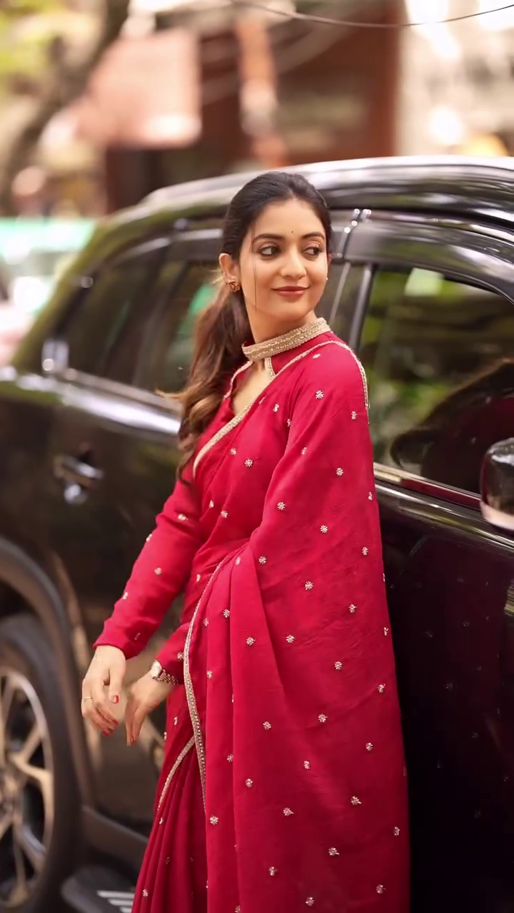 Graceful White Floral Saree Look