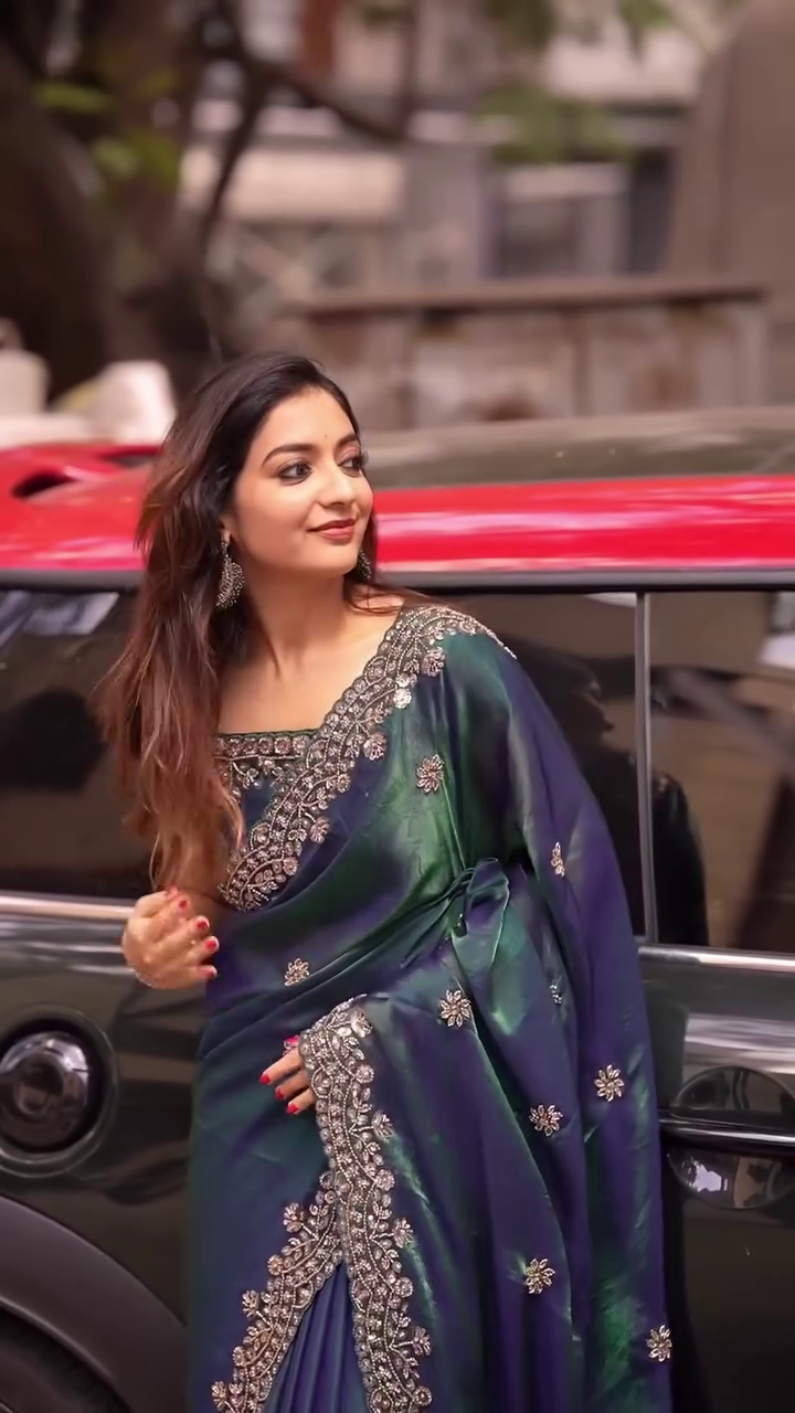 Graceful White Floral Saree Look